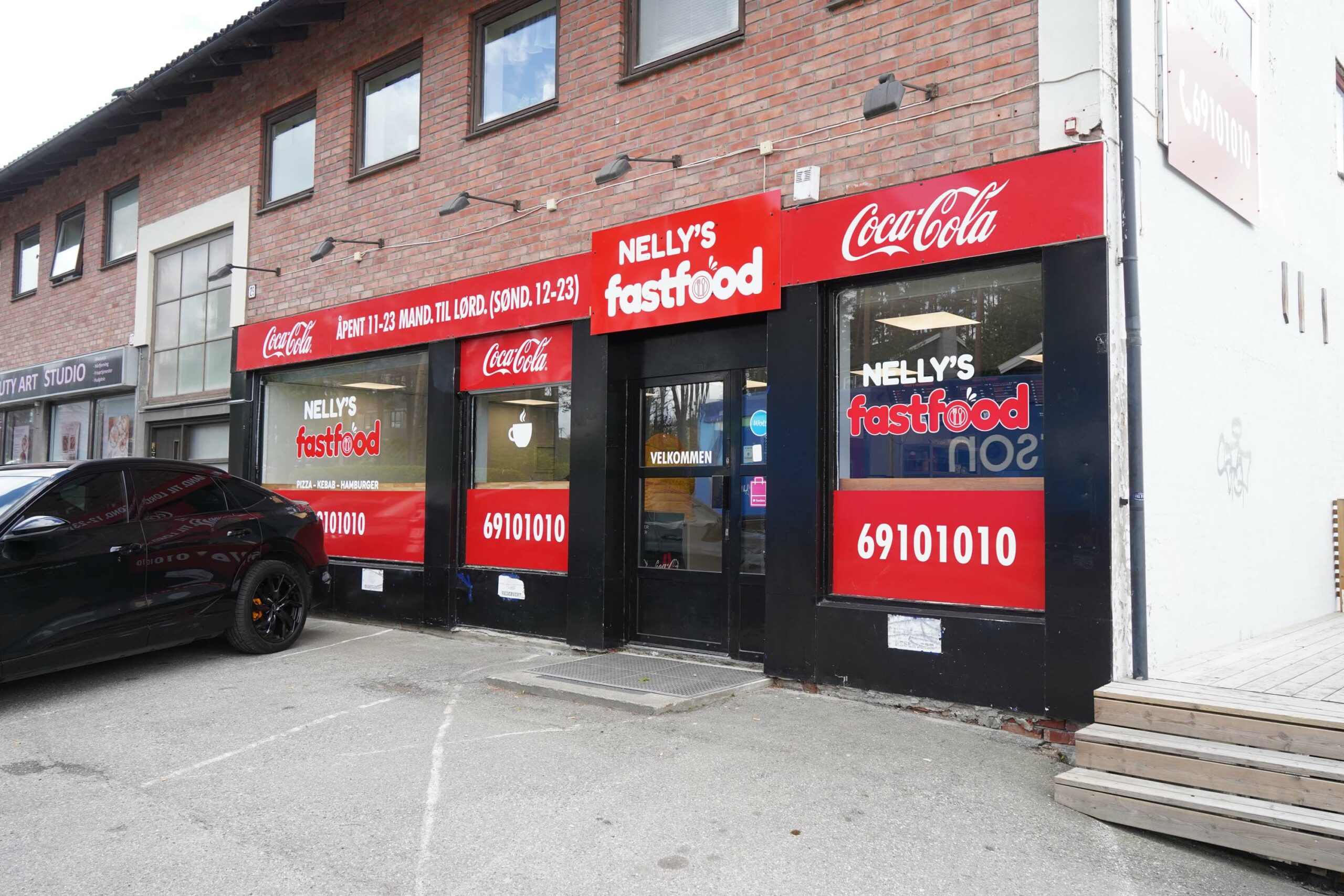 Nelly's Fastfood utenfor lokale